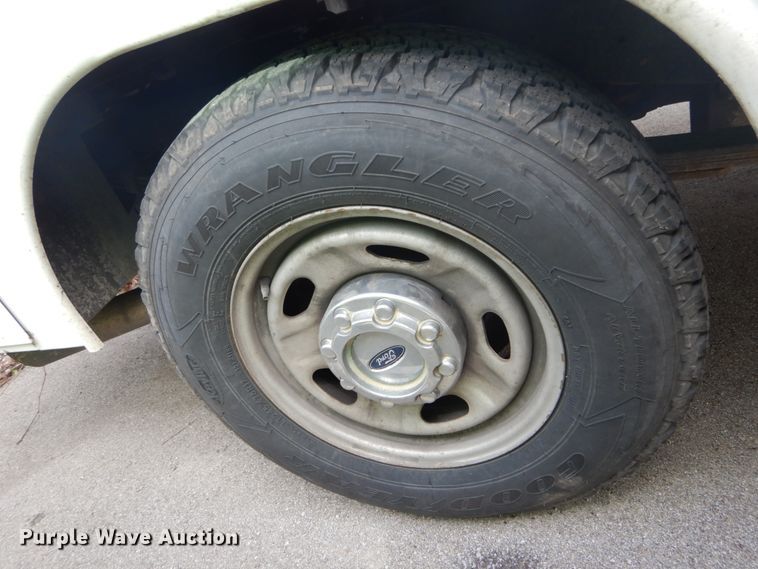 image for item GB9878 2013 Ford F250 Super Duty  utility bed pickup truck