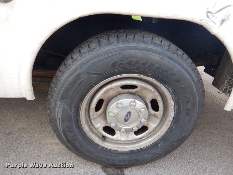 image for item GB9878 2013 Ford F250 Super Duty  utility bed pickup truck