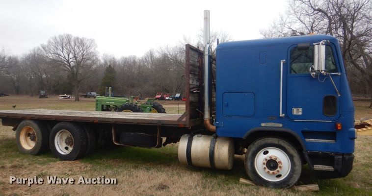 image for item GD9049 1993 Freightliner FLA flatbed truck