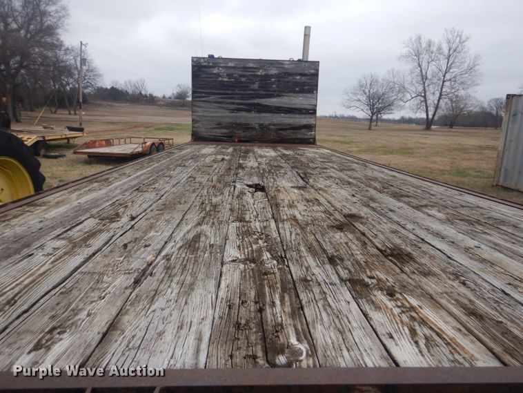 image for item GD9049 1993 Freightliner FLA flatbed truck