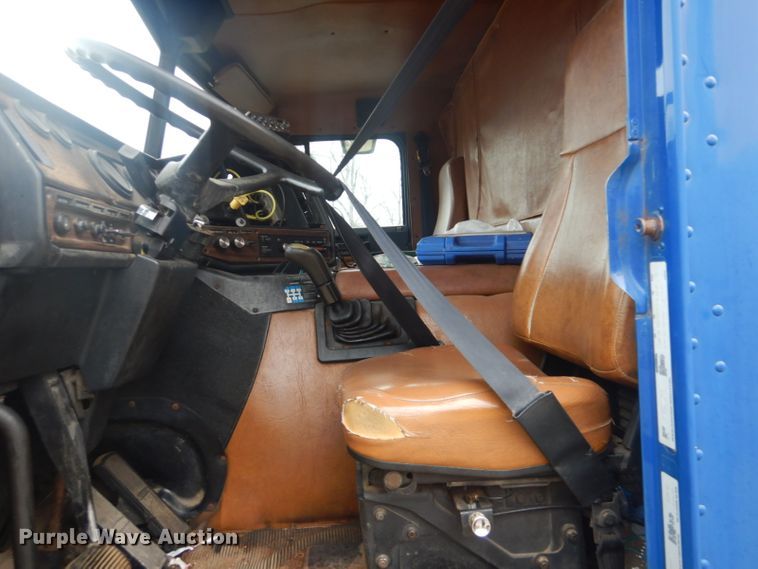 image for item GD9049 1993 Freightliner FLA flatbed truck