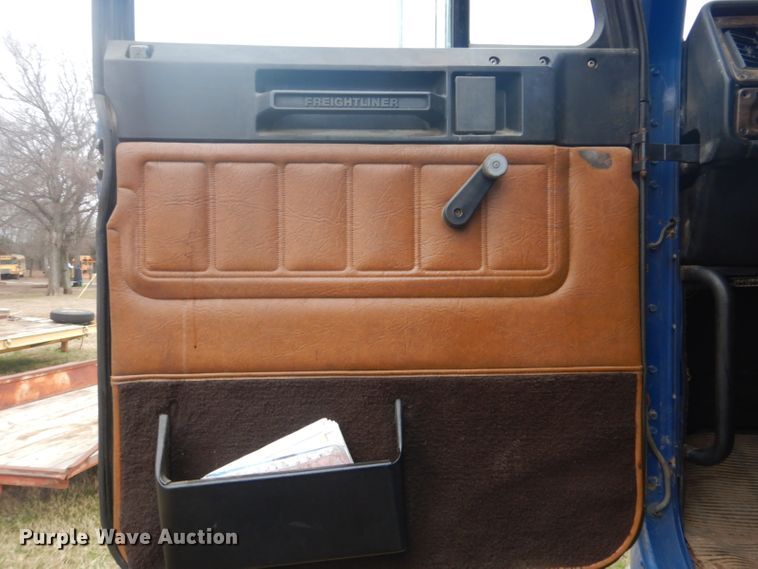 image for item GD9049 1993 Freightliner FLA flatbed truck