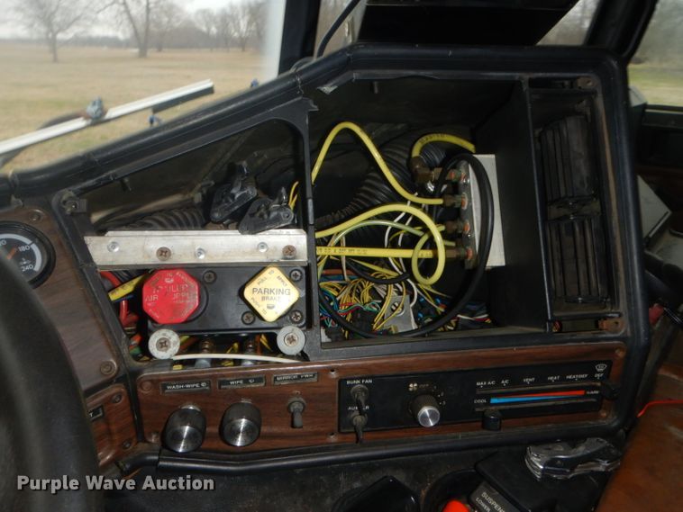 image for item GD9049 1993 Freightliner FLA flatbed truck