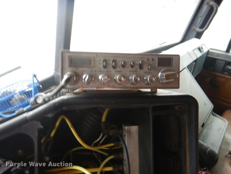 image for item GD9049 1993 Freightliner FLA flatbed truck