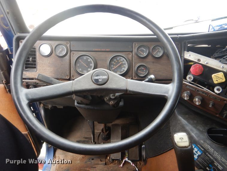 image for item GD9049 1993 Freightliner FLA flatbed truck