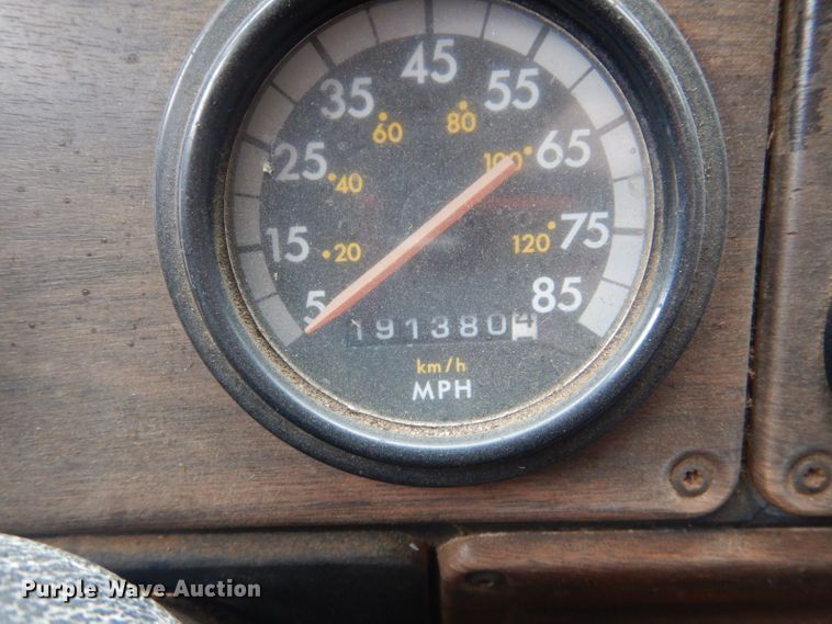 image for item GD9049 1993 Freightliner FLA flatbed truck