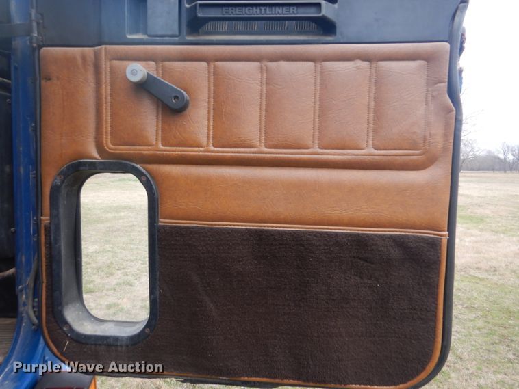 image for item GD9049 1993 Freightliner FLA flatbed truck