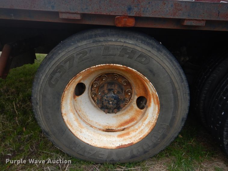 image for item GD9049 1993 Freightliner FLA flatbed truck