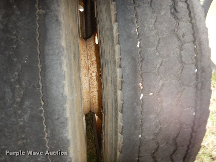 image for item GD9049 1993 Freightliner FLA flatbed truck