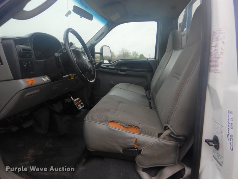 image for item GF9133 2007 Ford F550 Super Duty flatbed truck with crane