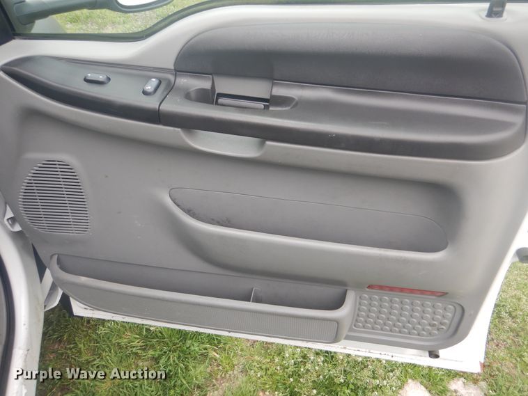 image for item GF9133 2007 Ford F550 Super Duty flatbed truck with crane