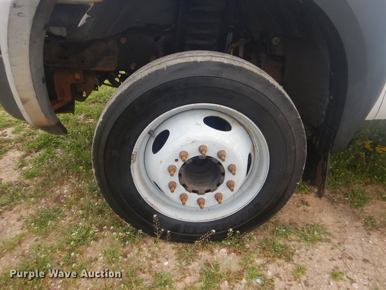 image for item GF9133 2007 Ford F550 Super Duty flatbed truck with crane