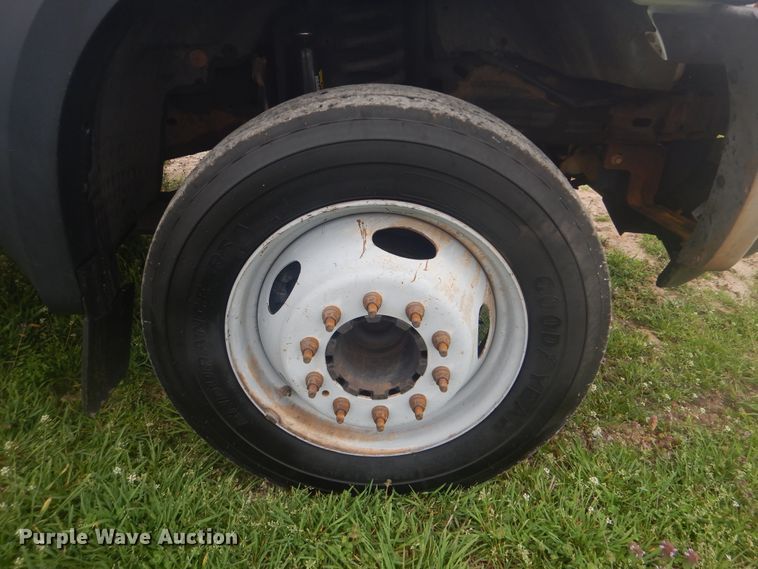 image for item GF9133 2007 Ford F550 Super Duty flatbed truck with crane