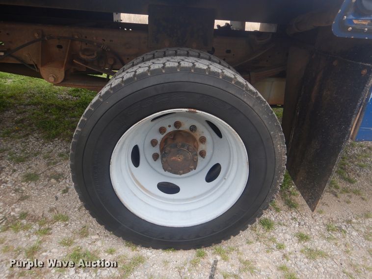 image for item GF9133 2007 Ford F550 Super Duty flatbed truck with crane