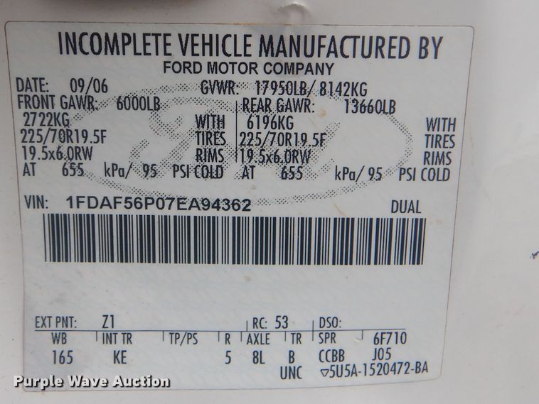 image for item GF9133 2007 Ford F550 Super Duty flatbed truck with crane