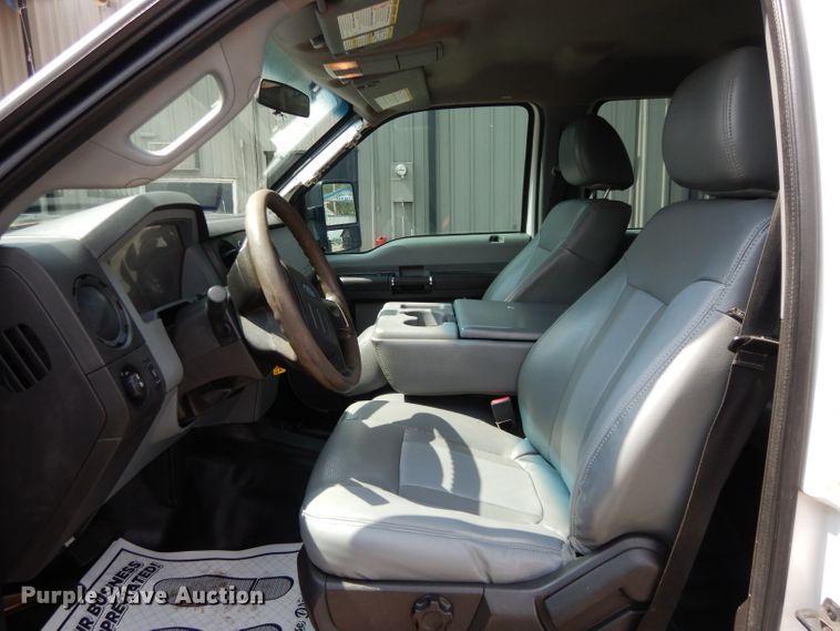 image for item GK9105 2013 Ford F350 Super Duty  Crew Cab flatbed pickup truck