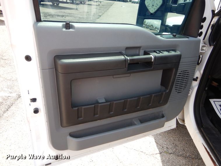 image for item GK9105 2013 Ford F350 Super Duty  Crew Cab flatbed pickup truck