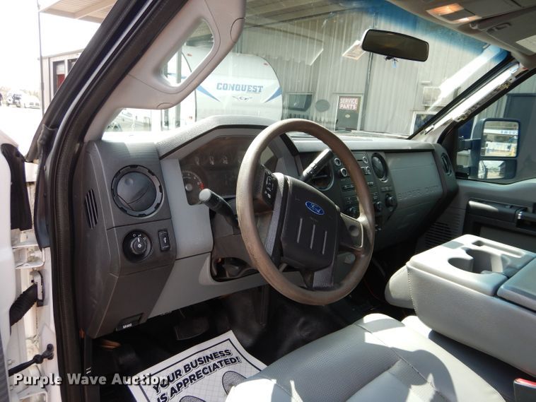 image for item GK9105 2013 Ford F350 Super Duty  Crew Cab flatbed pickup truck