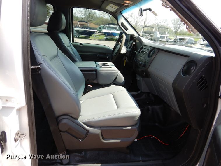 image for item GK9105 2013 Ford F350 Super Duty  Crew Cab flatbed pickup truck