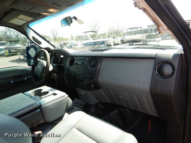 image for item GK9105 2013 Ford F350 Super Duty  Crew Cab flatbed pickup truck