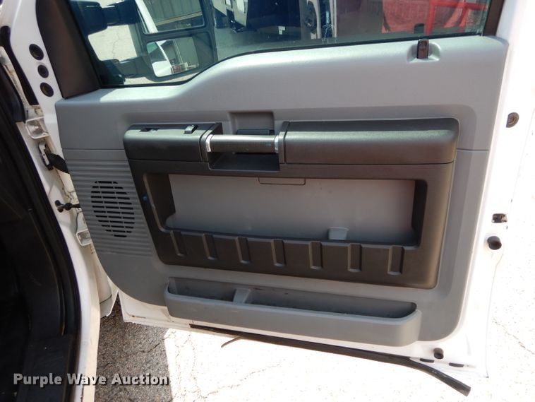 image for item GK9105 2013 Ford F350 Super Duty  Crew Cab flatbed pickup truck