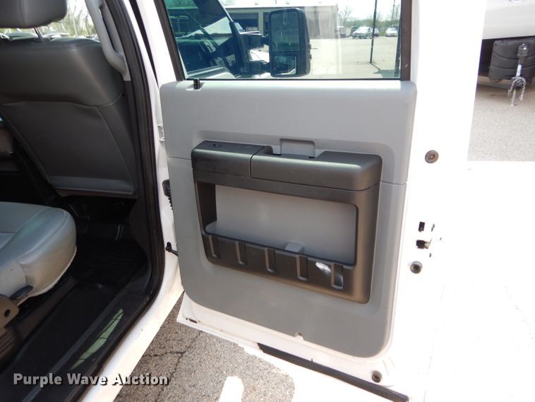 image for item GK9105 2013 Ford F350 Super Duty  Crew Cab flatbed pickup truck