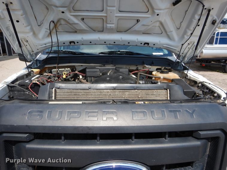 image for item GK9105 2013 Ford F350 Super Duty  Crew Cab flatbed pickup truck