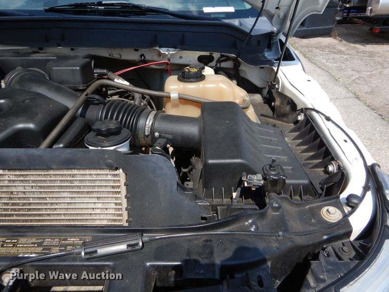 image for item GK9105 2013 Ford F350 Super Duty  Crew Cab flatbed pickup truck