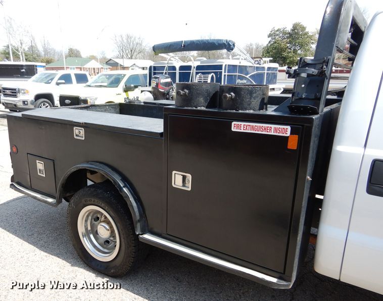 image for item GK9105 2013 Ford F350 Super Duty  Crew Cab flatbed pickup truck