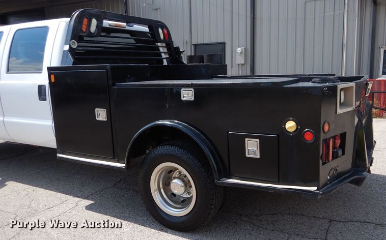 image for item GK9105 2013 Ford F350 Super Duty  Crew Cab flatbed pickup truck