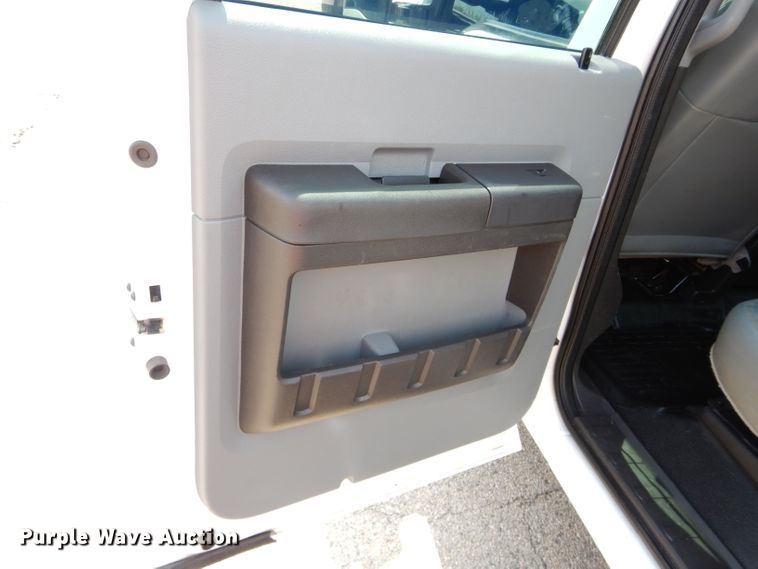 image for item GK9105 2013 Ford F350 Super Duty  Crew Cab flatbed pickup truck