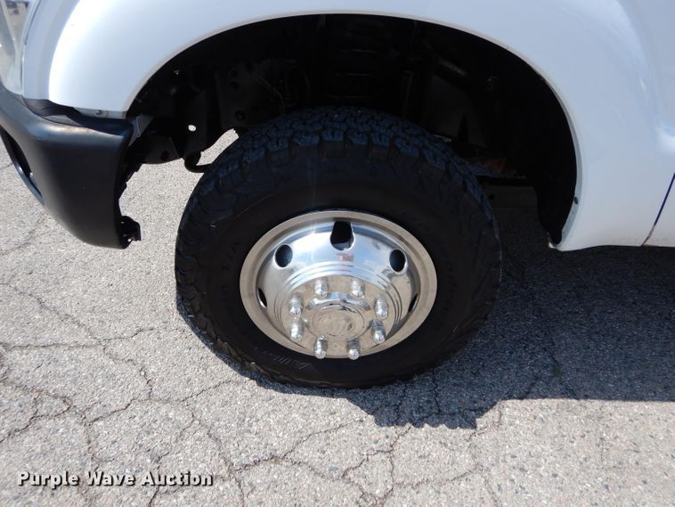 image for item GK9105 2013 Ford F350 Super Duty  Crew Cab flatbed pickup truck