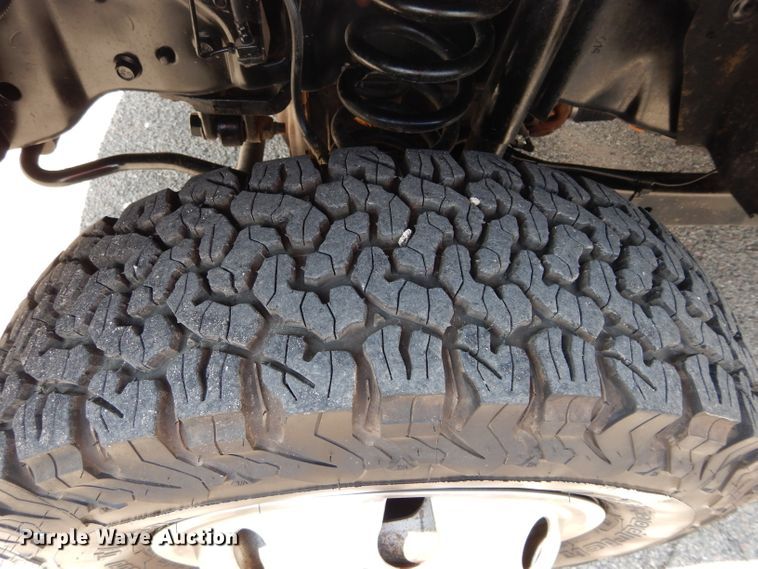 image for item GK9105 2013 Ford F350 Super Duty  Crew Cab flatbed pickup truck