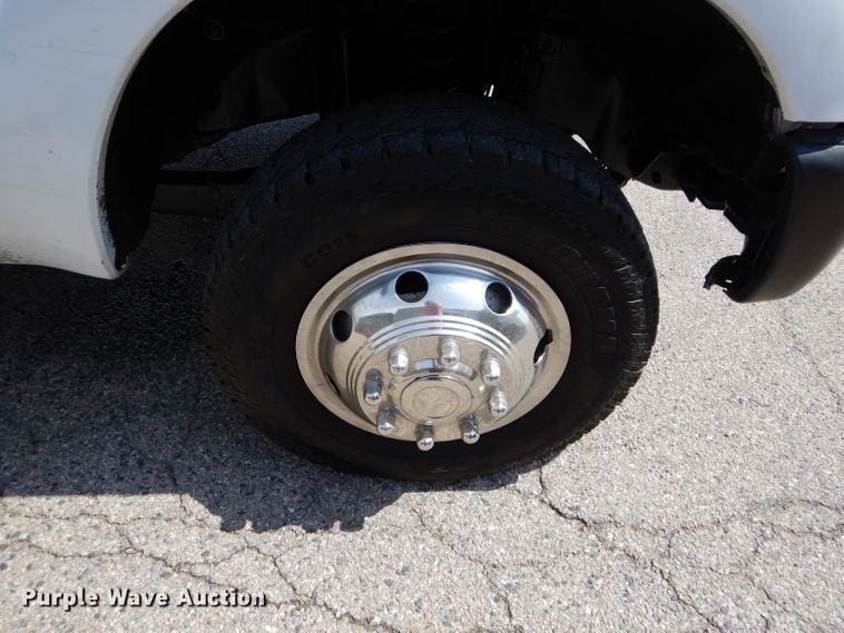 image for item GK9105 2013 Ford F350 Super Duty  Crew Cab flatbed pickup truck