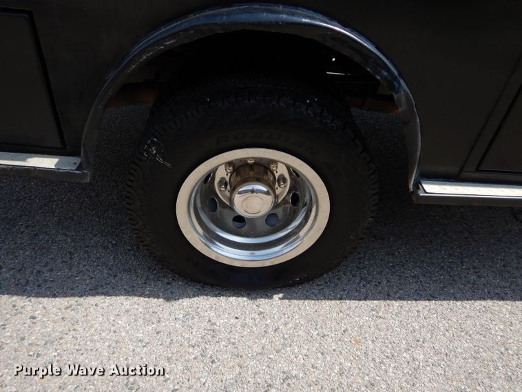 image for item GK9105 2013 Ford F350 Super Duty  Crew Cab flatbed pickup truck