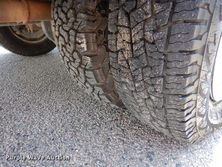 image for item GK9105 2013 Ford F350 Super Duty  Crew Cab flatbed pickup truck