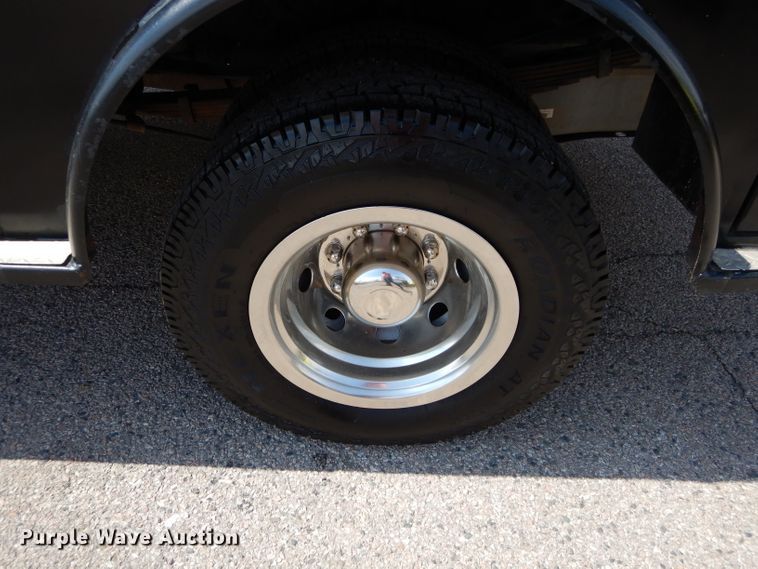 image for item GK9105 2013 Ford F350 Super Duty  Crew Cab flatbed pickup truck