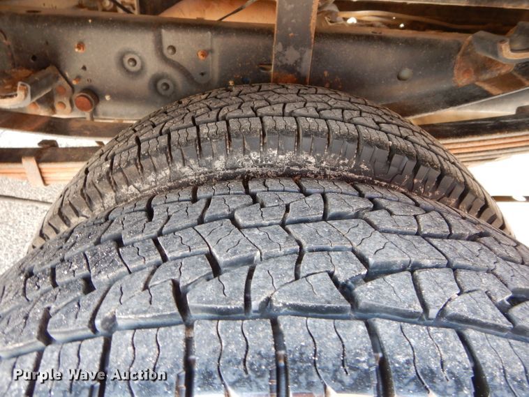 image for item GK9105 2013 Ford F350 Super Duty  Crew Cab flatbed pickup truck