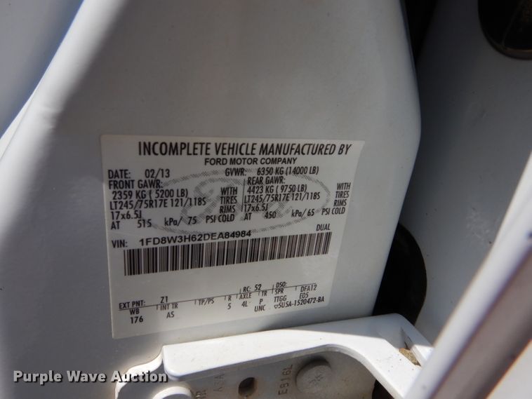 image for item GK9105 2013 Ford F350 Super Duty  Crew Cab flatbed pickup truck