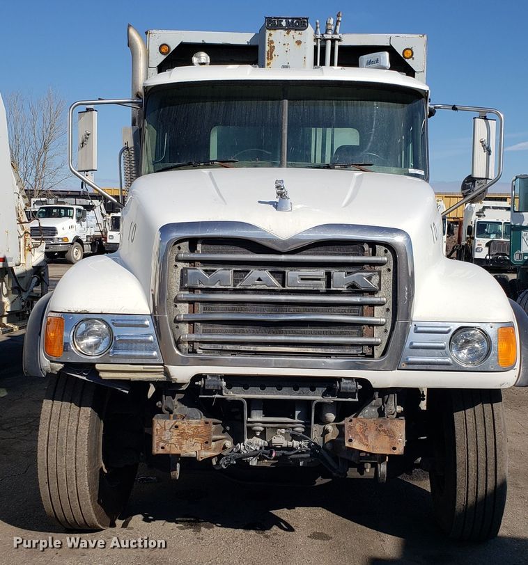 image for item GO9254 2004 Mack Granite refuse truck