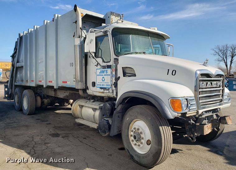 image for item GO9254 2004 Mack Granite refuse truck