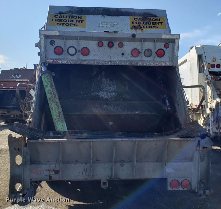 image for item GO9254 2004 Mack Granite refuse truck