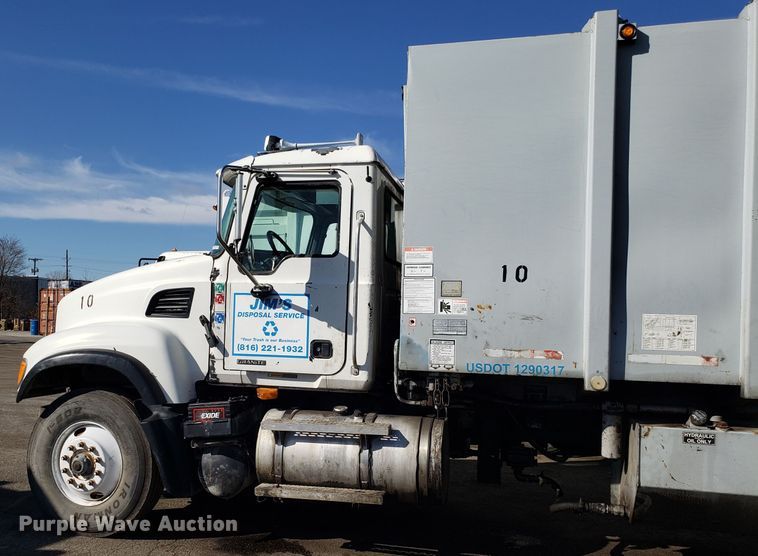 image for item GO9254 2004 Mack Granite refuse truck