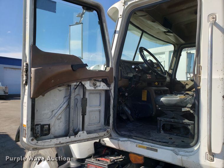 image for item GO9254 2004 Mack Granite refuse truck