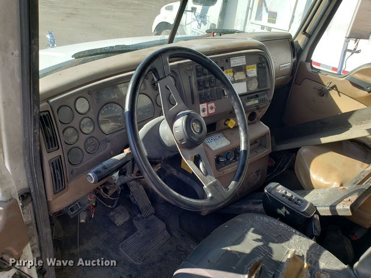 image for item GO9254 2004 Mack Granite refuse truck