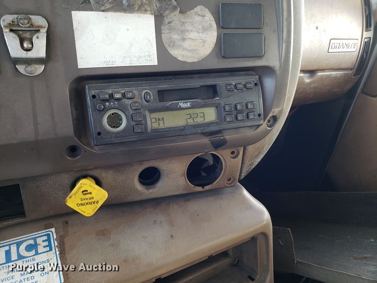 image for item GO9254 2004 Mack Granite refuse truck