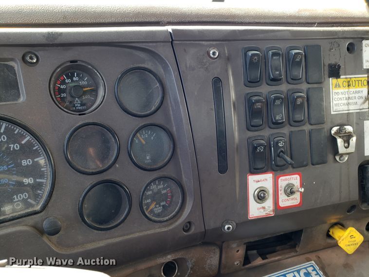 image for item GO9254 2004 Mack Granite refuse truck