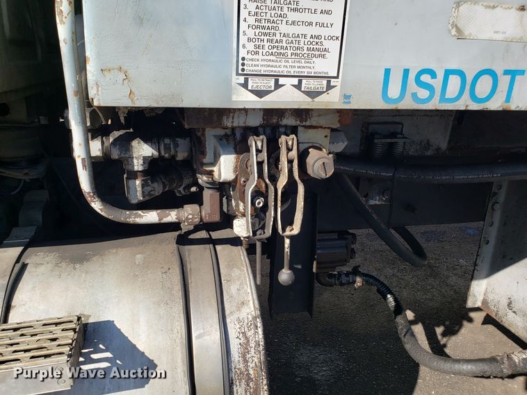 image for item GO9254 2004 Mack Granite refuse truck