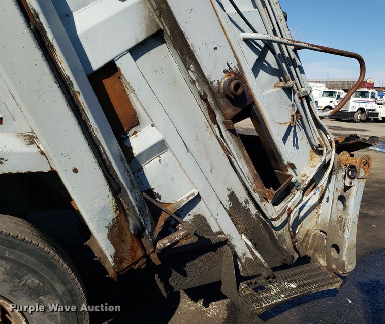 image for item GO9254 2004 Mack Granite refuse truck