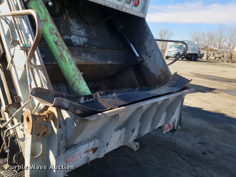 image for item GO9254 2004 Mack Granite refuse truck